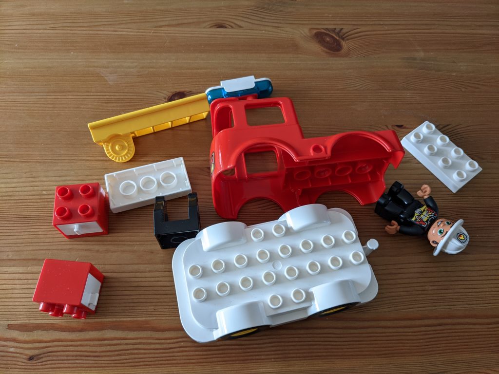 Feuerwehrauto in Einzelteilen
